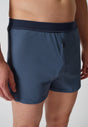Nahaufnahme von einem Herren-Model, das HU blue riffle baumwolle Boxershorts trägt