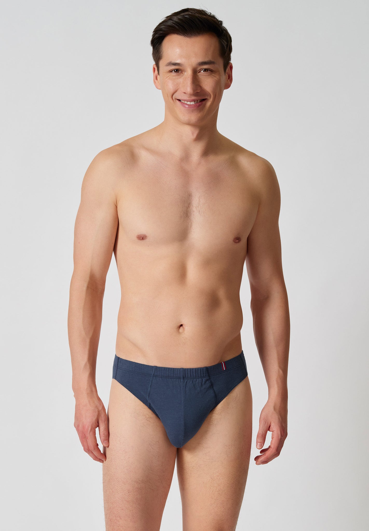 Vorderansicht von einem Herren-Model, das HU dark denim modal/viskose/tencel Slip trägt