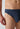 Nahaufnahme von einem Herren-Model, das HU dark denim modal/viskose/tencel Slip trägt