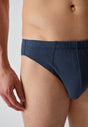 Nahaufnahme von einem Herren-Model, das HU dark denim modal/viskose/tencel Slip trägt