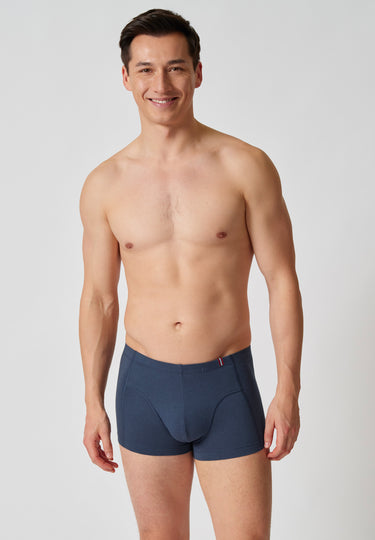 Vorderansicht von einem Herren-Model, das HU dark denim modal/viskose/tencel Pants trägt