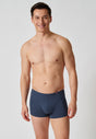 Vorderansicht von einem Herren-Model, das HU dark denim modal/viskose/tencel Pants trägt