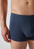 Nahaufnahme von einem Herren-Model, das HU dark denim modal/viskose/tencel Pants trägt
