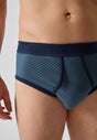 Nahaufnahme von einem Herren-Model, das HU dark denim rhombus baumwolle Slip mit Eingriff trägt