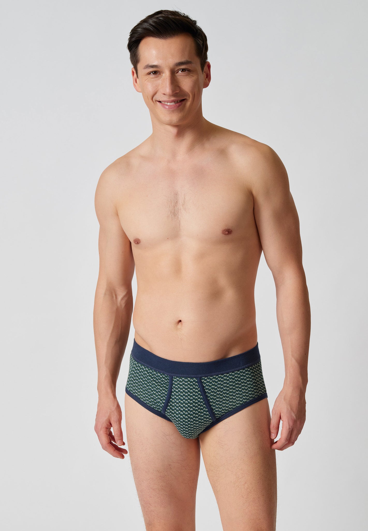 Vorderansicht von einem Herren-Model, das HU duffle bag minimal baumwolle Slip mit Eingriff trägt