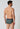Rückansicht von einem Herren-Model, das HU duffle bag minimal baumwolle Slip mit Eingriff trägt