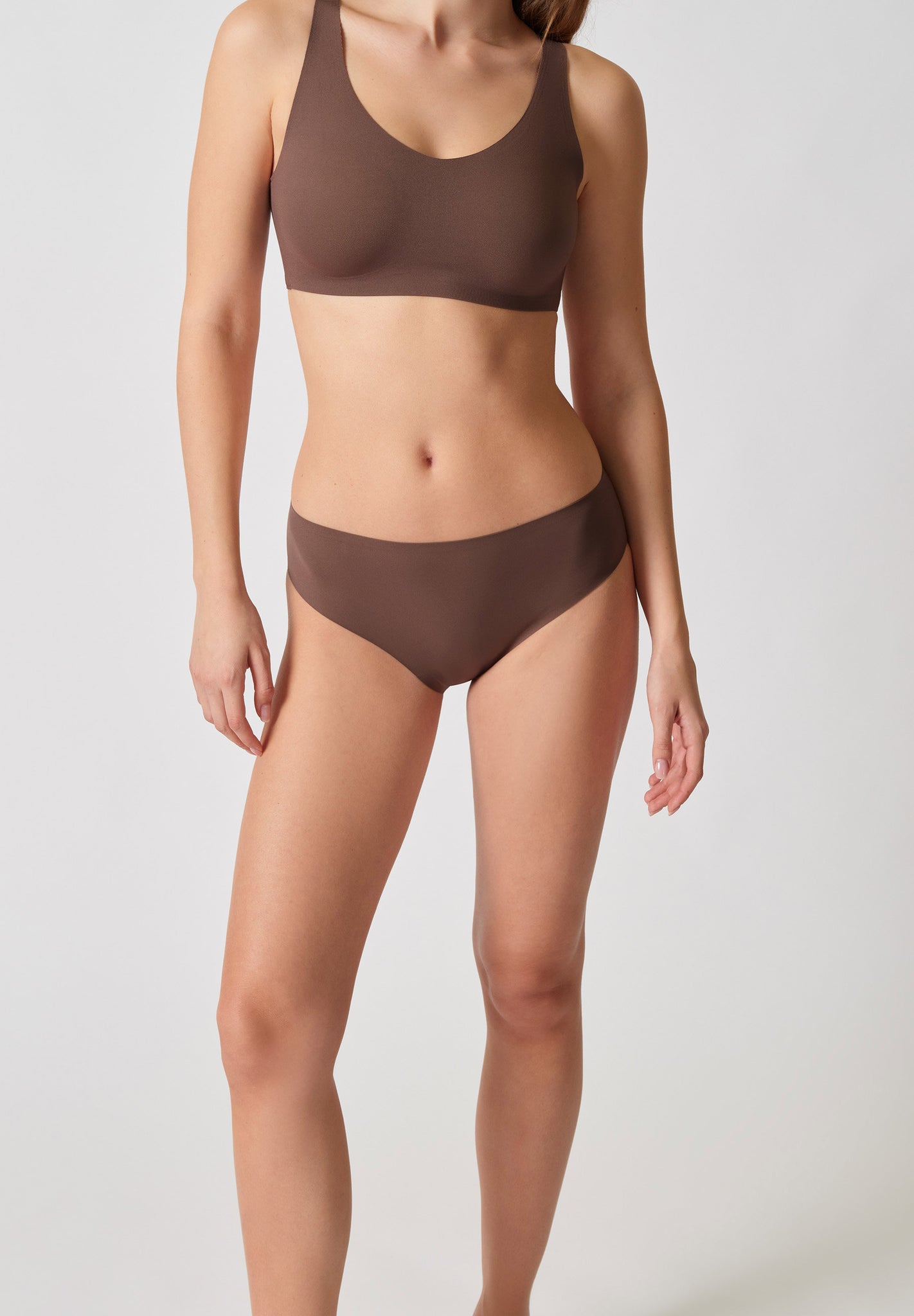 Vorderansicht von einem Damen-Model, das HU plum truffle mikrofaser Rio Slip trägt