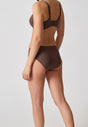Rückansicht von einem Damen-Model, das HU plum truffle mikrofaser Rio Slip trägt