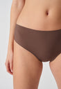 Nahaufnahme von einem Damen-Model, das HU plum truffle mikrofaser Rio Slip trägt