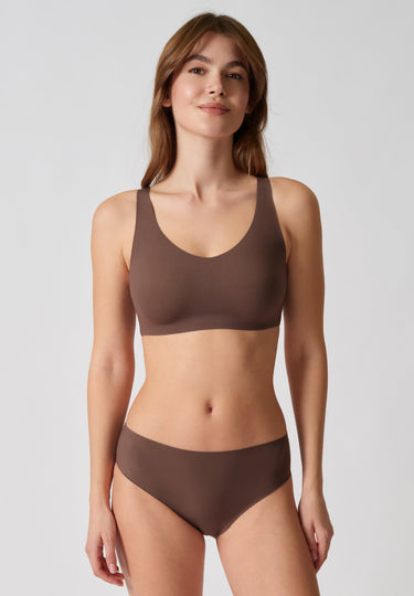 Vorderansicht von einem Damen-Model, das HU plum truffle mikrofaser Soft BH herausn. Pads trägt