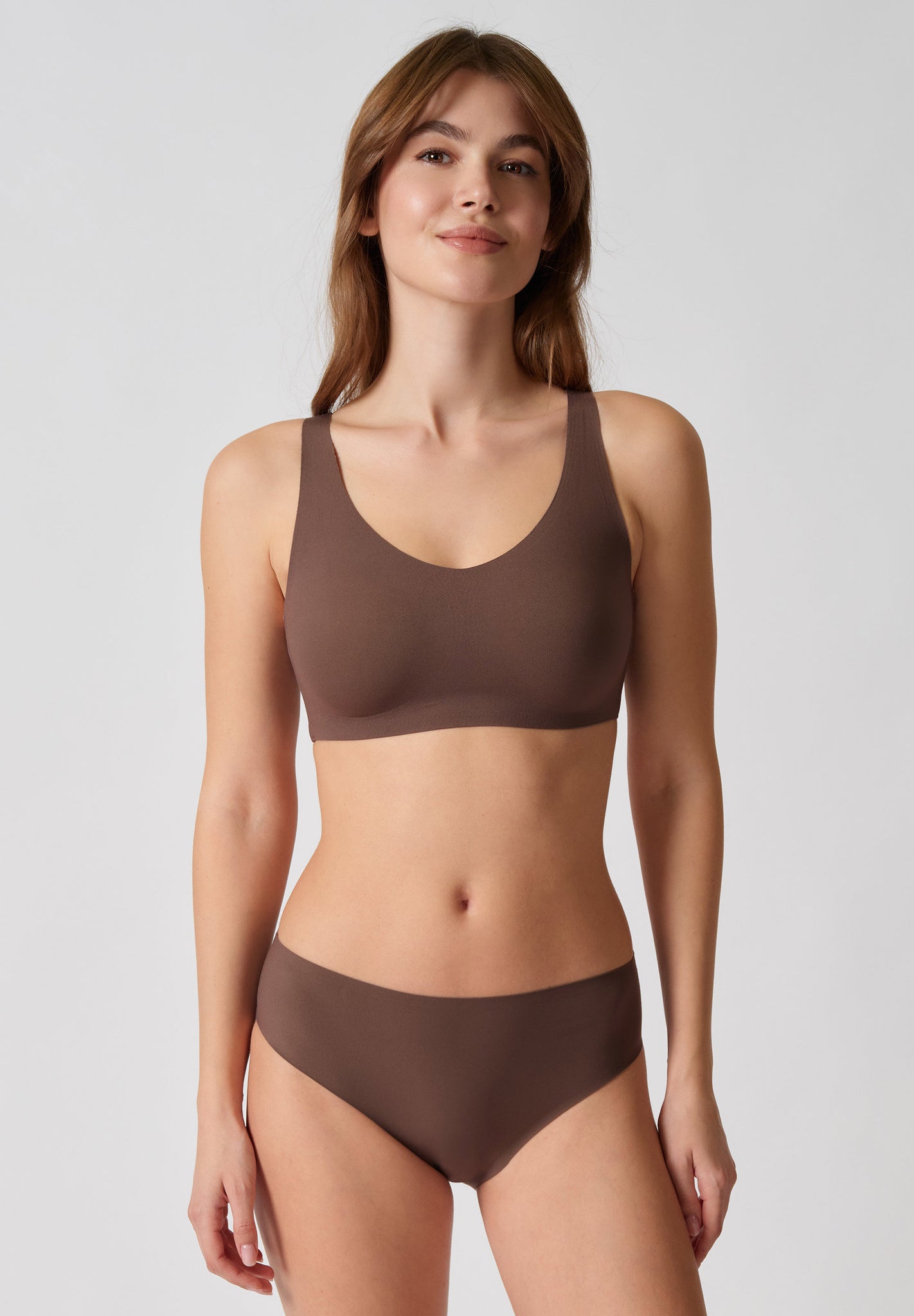 Vorderansicht von einem Damen-Model, das HU plum truffle mikrofaser Soft BH herausn. Pads trägt