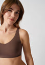 Nahaufnahme von einem Damen-Model, das HU plum truffle mikrofaser Soft BH herausn. Pads trägt