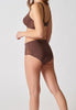 Rückansicht von einem Damen-Model, das HU plum truffle mikrofaser Maxi Slip trägt