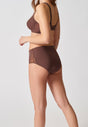 Rückansicht von einem Damen-Model, das HU plum truffle mikrofaser Maxi Slip trägt