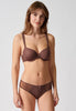 Vorderansicht von einem Damen-Model, das HU plum truffle mikrofaser Schalen BH trägt