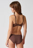 Rückansicht von einem Damen-Model, das HU plum truffle mikrofaser Schalen BH trägt