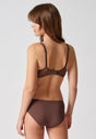 Rückansicht von einem Damen-Model, das HU plum truffle mikrofaser Schalen BH trägt