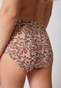 Nahaufnahme von einem Damen-Model, das HU panther mikrofaser Maxi Slip trägt
