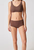 Vorderansicht von einem Damen-Model, das HU plum truffle mikrofaser Maxi Slip trägt