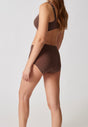 Rückansicht von einem Damen-Model, das HU plum truffle mikrofaser Maxi Slip trägt