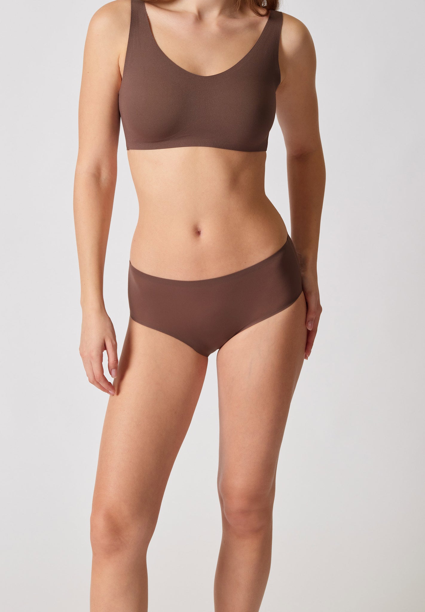 Vorderansicht von einem Damen-Model, das HU plum truffle mikrofaser Midi Slip trägt