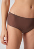 Nahaufnahme von einem Damen-Model, das HU plum truffle mikrofaser Midi Slip trägt