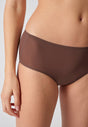 Nahaufnahme von einem Damen-Model, das HU plum truffle mikrofaser Midi Slip trägt
