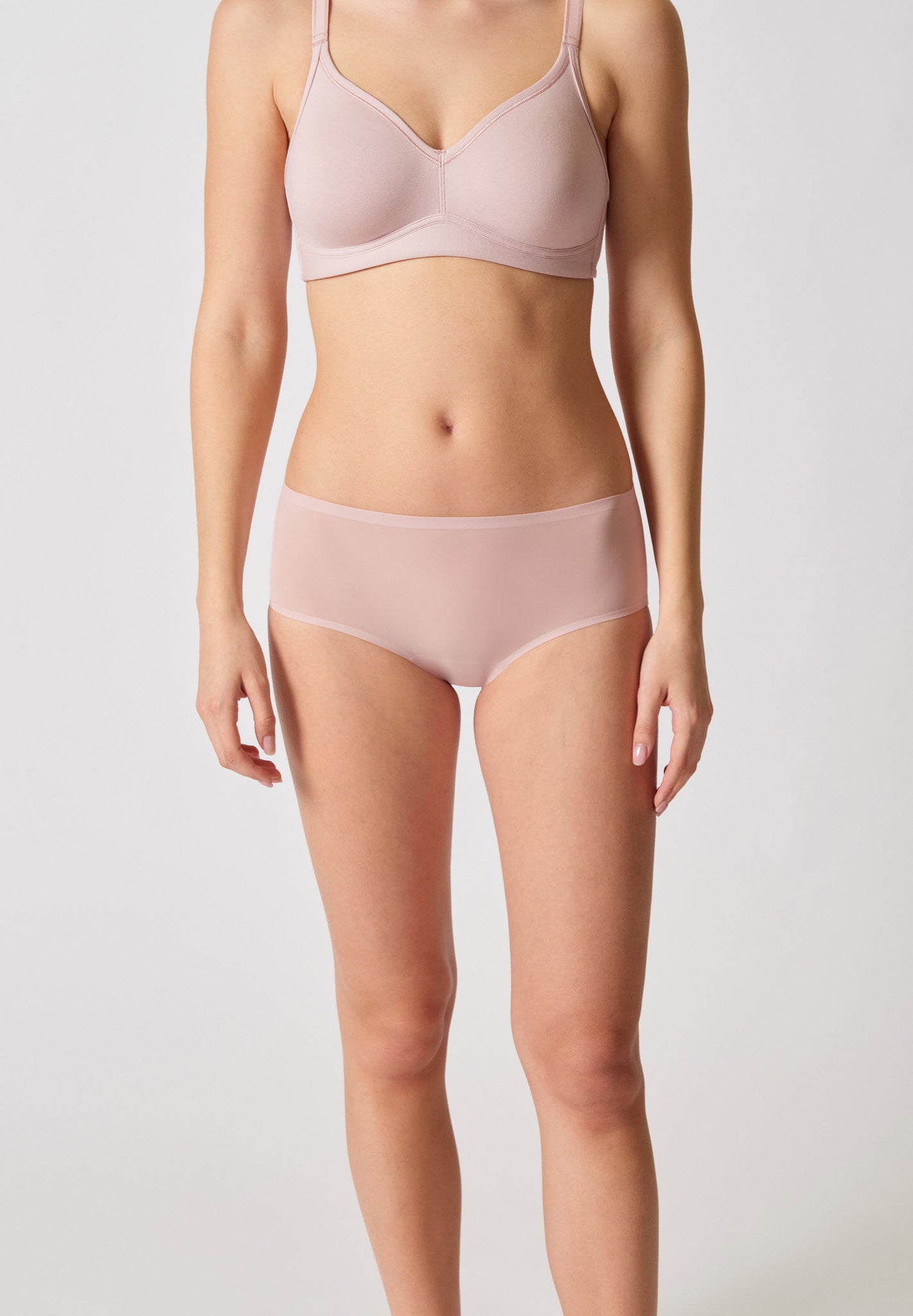 Vorderansicht von einem Damen-Model, das HU burnished lilac mikrofaser Midi Slip trägt