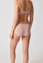 Rückansicht von einem Damen-Model, das HU burnished lilac mikrofaser Midi Slip trägt