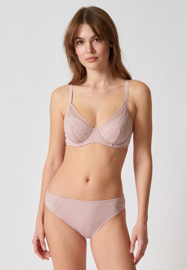 Vorderansicht von einem Damen-Model, das HU burnished lilac mikrofaser Bügel BH trägt