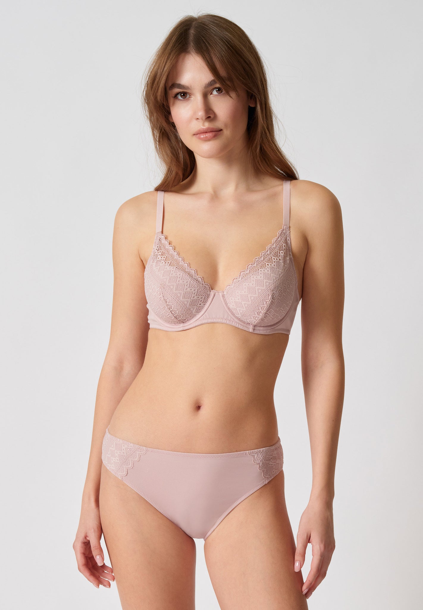 Vorderansicht von einem Damen-Model, das HU burnished lilac mikrofaser Bügel BH trägt