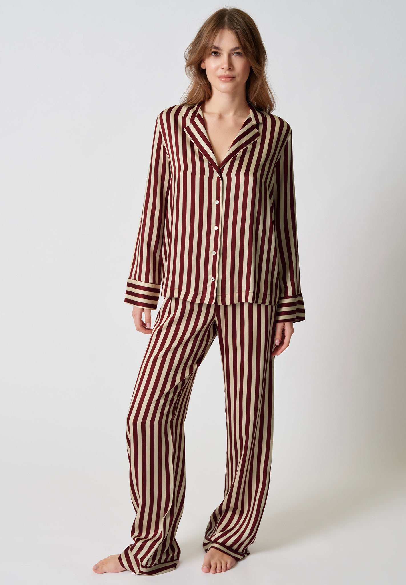 Vorderansicht von einem Damen-Model, das HU rhubarb stripes modal/viskose/tencel Pyjama lang trägt