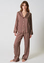 Vorderansicht von einem Damen-Model, das HU rhubarb stripes modal/viskose/tencel Pyjama lang trägt