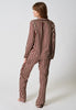 Rückansicht von einem Damen-Model, das HU rhubarb stripes modal/viskose/tencel Pyjama lang trägt