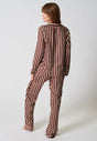 Rückansicht von einem Damen-Model, das HU rhubarb stripes modal/viskose/tencel Pyjama lang trägt
