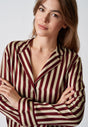 Nahaufnahme von einem Damen-Model, das HU rhubarb stripes modal/viskose/tencel Pyjama lang trägt