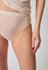 Nahaufnahme von einem Damen-Model, das HU silver grey modal/viskose/tencel Rio Slip trägt