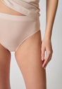 Nahaufnahme von einem Damen-Model, das HU silver grey modal/viskose/tencel Rio Slip trägt