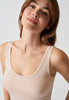 Nahaufnahme von einem Damen-Model, das HU silver grey modal/viskose/tencel Tanktop trägt