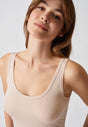 Nahaufnahme von einem Damen-Model, das HU silver grey modal/viskose/tencel Tanktop trägt