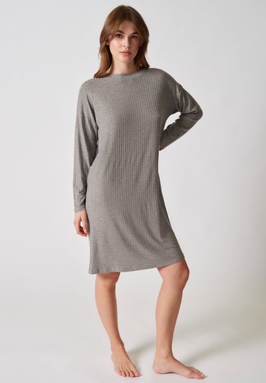 Vorderansicht von einem Damen-Model, das HU taupe grey melange modal/viskose/tencel Kleid trägt