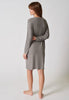 Rückansicht von einem Damen-Model, das HU taupe grey melange modal/viskose/tencel Kleid trägt