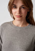 Nahaufnahme von einem Damen-Model, das HU taupe grey melange modal/viskose/tencel Kleid trägt