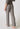 Rückansicht von einem Damen-Model, das HU taupe grey melange baumwolle Hose lang trägt