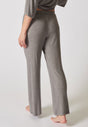 Rückansicht von einem Damen-Model, das HU taupe grey melange baumwolle Hose lang trägt