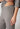 Nahaufnahme von einem Damen-Model, das HU taupe grey melange baumwolle Hose lang trägt