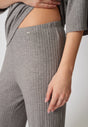 Nahaufnahme von einem Damen-Model, das HU taupe grey melange baumwolle Hose lang trägt