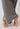 Ansicht von einem Damen-Model, das HU taupe grey melange baumwolle Hose lang trägt