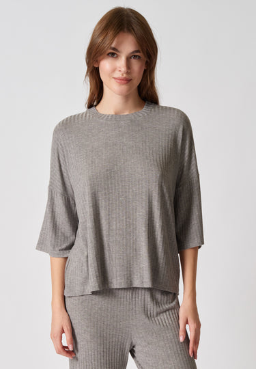 Vorderansicht von einem Damen-Model, das HU taupe grey melange modal/viskose/tencel Shirt kurzarm trägt