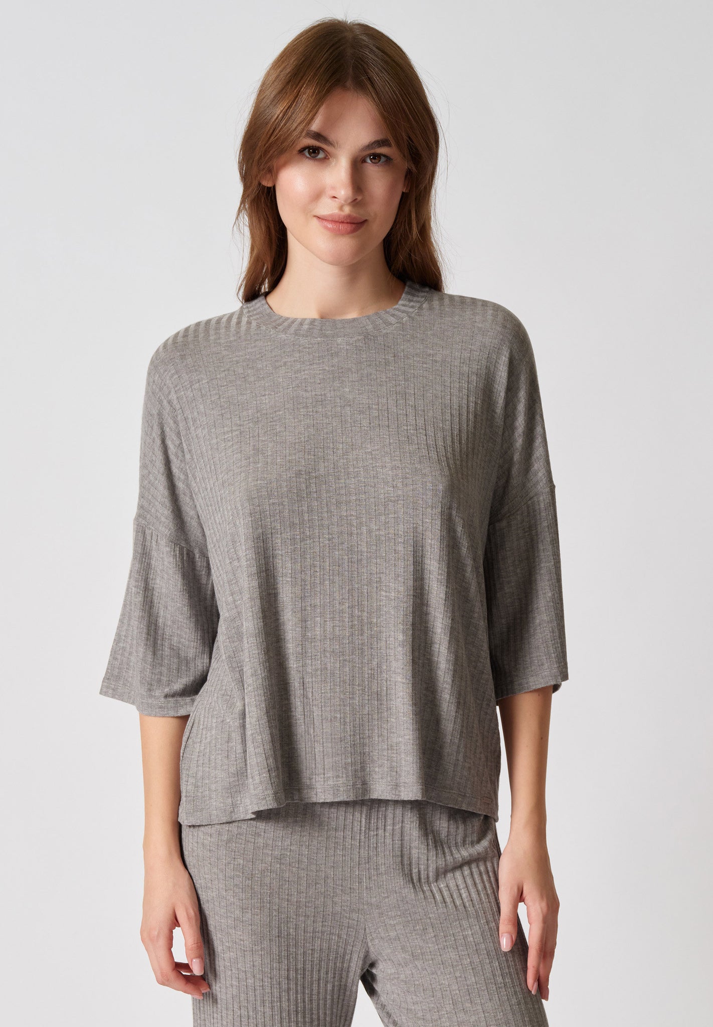Vorderansicht von einem Damen-Model, das HU taupe grey melange modal/viskose/tencel Shirt kurzarm trägt